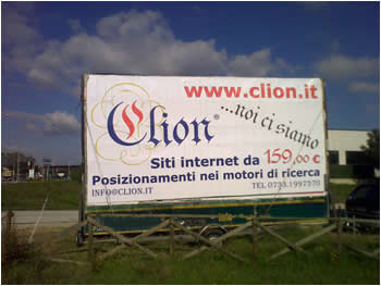 Cartelloni pubblicitari stradali